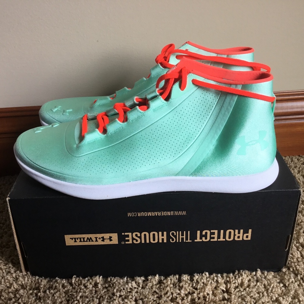 NWT Under Armour  Run shoes size 10.5 mid rise